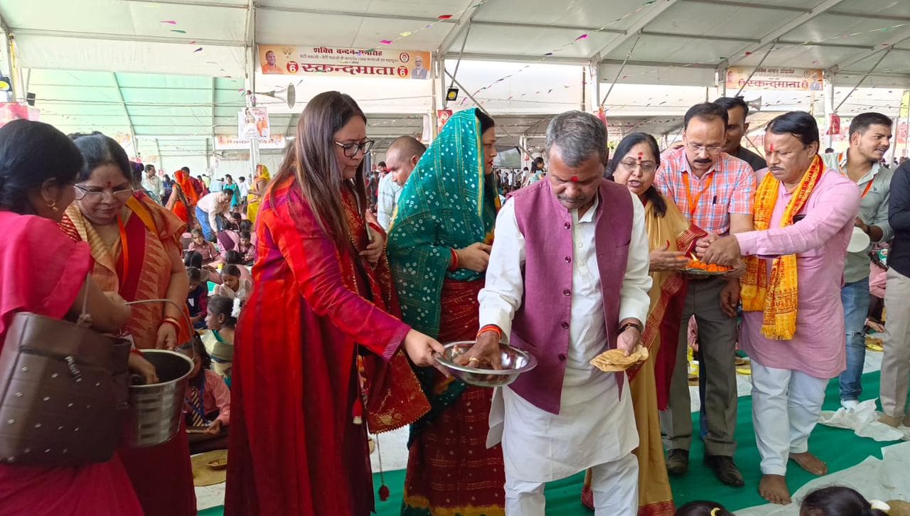 Durga Ashtami 2023 : गोण्डा में देश का सबसे बड़ा कन्या पूजन,11880 कन्याओं की पूजा, डीएम- एसएसपी ने पखारे पांव