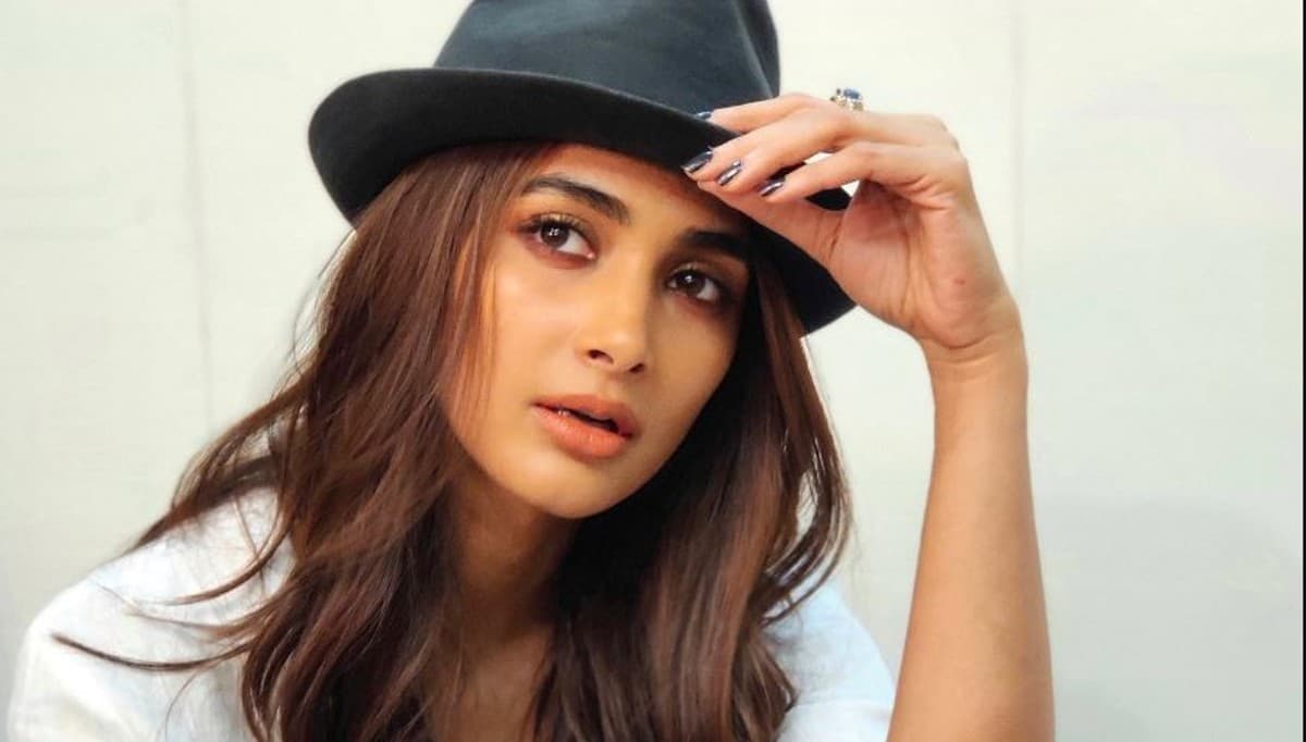 पूजा हेगड़े के साथ फ्लाइट के स्टाफ मेंबर ने की बदसलूकी, अब एयरलाइन ने ट्वीट कर मांगी माफी