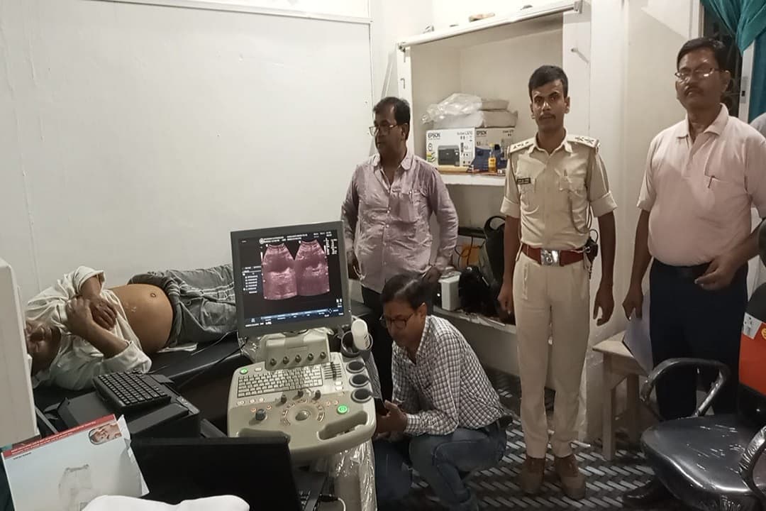 सिवान में अनधिकृत अल्ट्रासाउंड सेंटर पर की गई छापेमारी, संचालक मरीज को कमरे में बंद कर हुआ फरार