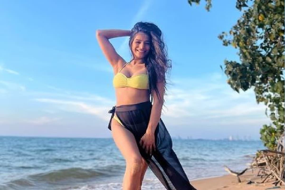 पूनम पांडे ने बिकिनी फोटोज से इंटरनेट पर मचाई सनसनी, समंदर किनारे हॉट अंदाज में दिखाया कर्वी फिगर