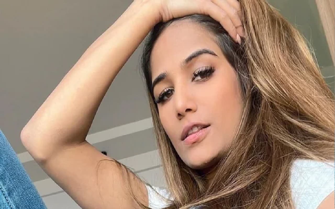 Poonam Pandey Video: बोल्ड ड्रेस में गोलगप्पा खाने निकली पूनम पांडे,यूजर्स ने कर दिया ट्रोल,वीडियो वायरल