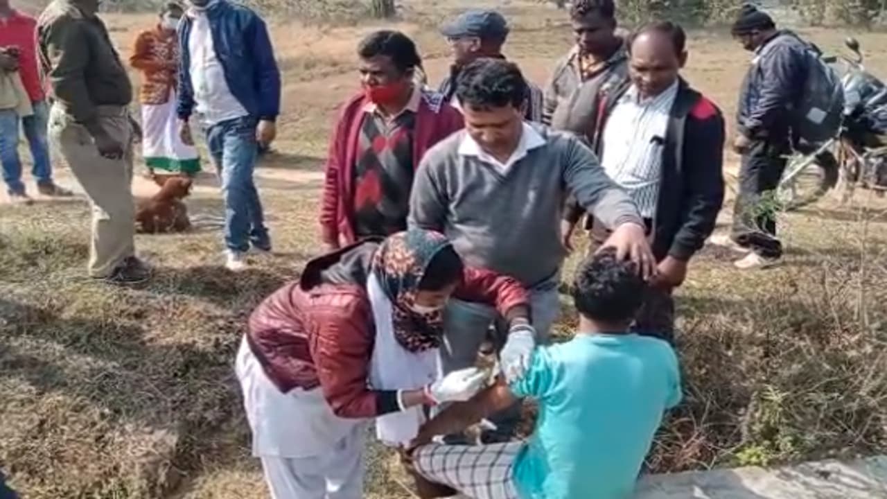 लक्ष्य प्राप्ति को लेकर पोटका के बिहड़ क्षेत्र में पहुंचे पदाधिकारी, खेत-खलियान में जाकर दिया वैक्सीन