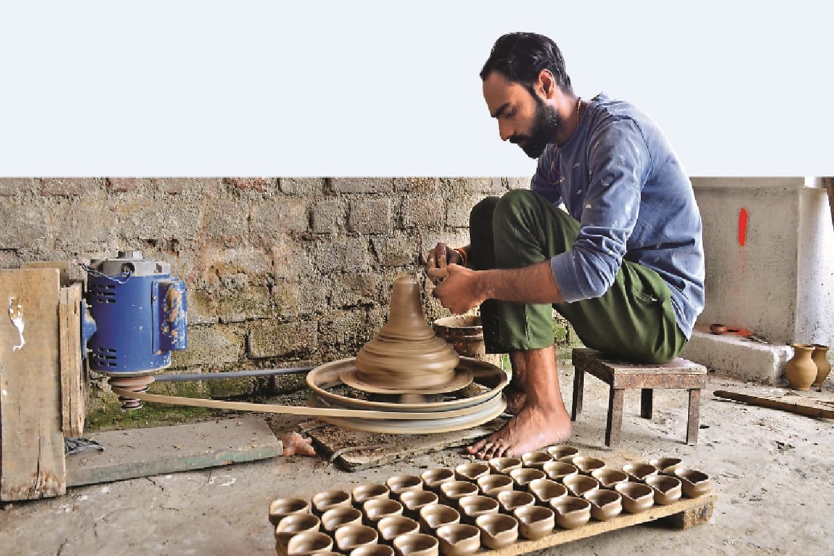 इलेक्ट्रॉनिक चाक ने बदली झारखंड के कुम्हारों की जिंदगी, बीते 3 माह से मिट्टी के दीये और बर्तन कर रहे तैयार