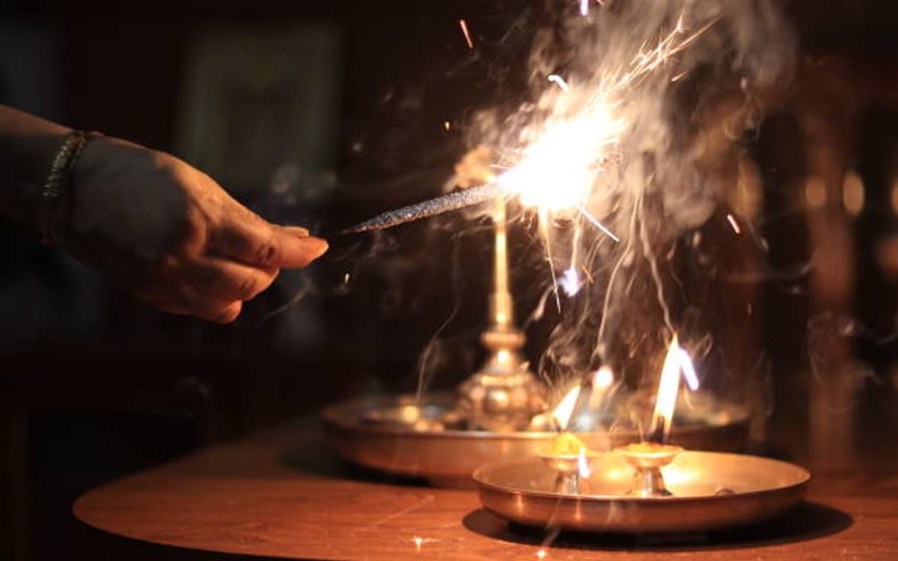 Firecracker Burn Treatment: पटाखा से जलने पर तुरंत करें ये उपचार, मिलेगी राहत