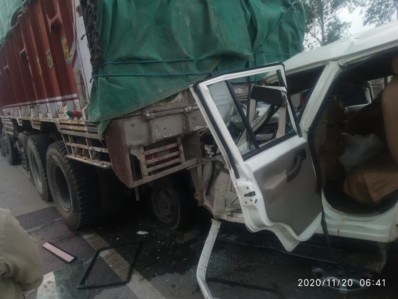 Pratapgarh Road Accident: मातम में बदली शादी की खुशियां, प्रतापगढ़ में बोलेरो ट्रक से टकराई, 14 बारातियों की मौत, मृतकों में 6 बच्चे