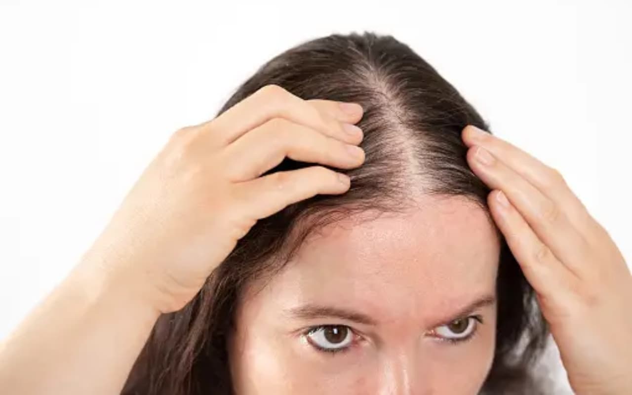 Hair Fall Remedies: टूटते-झड़ते बालों ने बढ़ाई है चिंता, तो सूखे मेवे का जानिए मैजिक