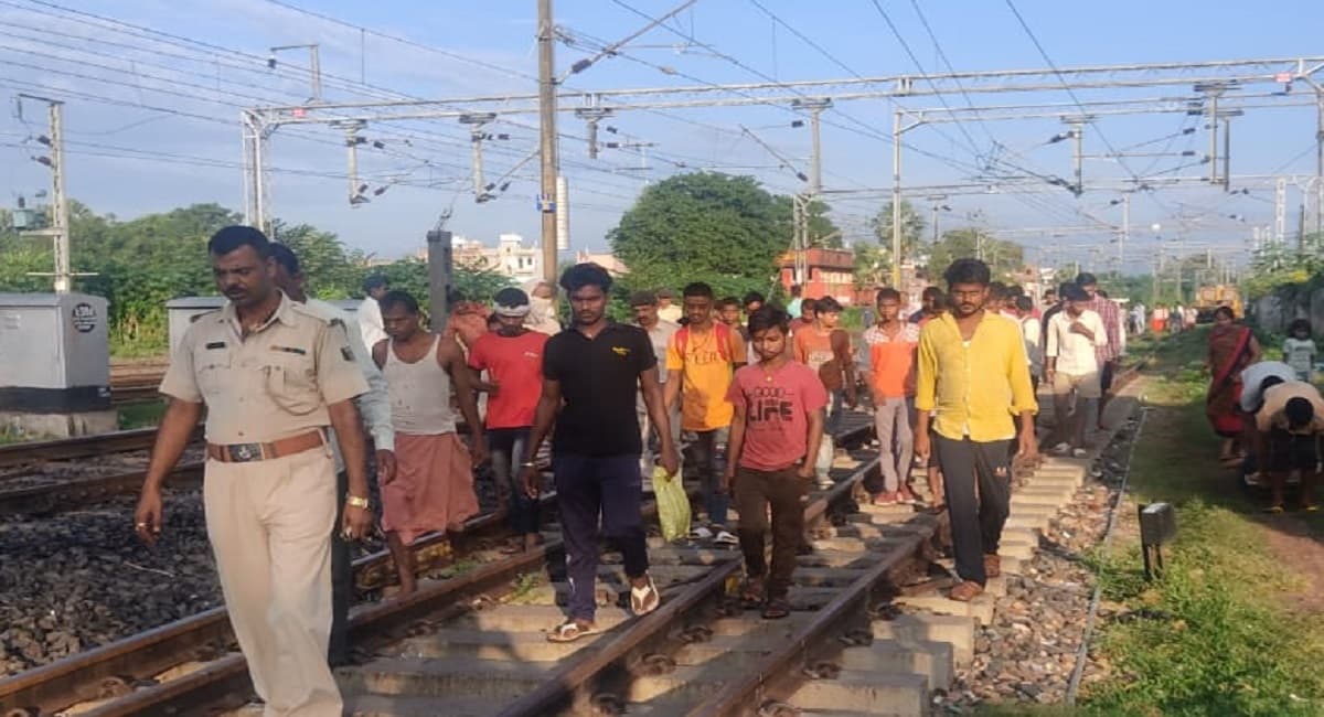 Bihar News: चलती ट्रेन के आगे कूदा प्रेमी जोड़ा, युवती की मौत, गंभीर हालत में जख्मी युवक को भेजा गया अस्पताल