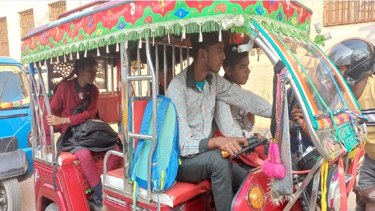 बिहार के भागलपुर का प्रभाष: टोटो चलाकर साथियों को ले जाता है स्कूल, किराये से मिले पैसे से भरता अपनी फीस