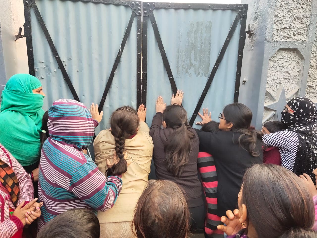 Muzaffarpur: प्रभात तारा स्कूल में जबरदस्त हंगामा, छात्राओं ने स्कूल के गेट पर चलाये पत्थर, तोड़ा गेट, जानिए पूरा मामला