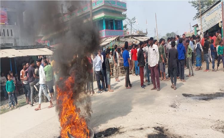 अररिया में बेखौफ अपराधियों ने खाद व्यवसायी को मारी गोली, ग्रामीणों ने टायर जलाकर किया प्रदर्शन