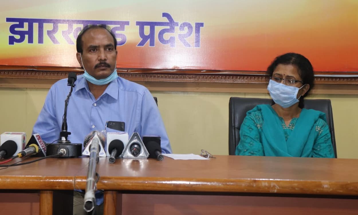 हेमंत सरकार की 22 युवतियों को टेक्सटाइल उद्योग में नौकरी देने पर बीजेपी का प्रहार, कहा- 10 हजार की नौकरी और लाखों का विज्ञापन दुर्भाग्यपूर्ण है