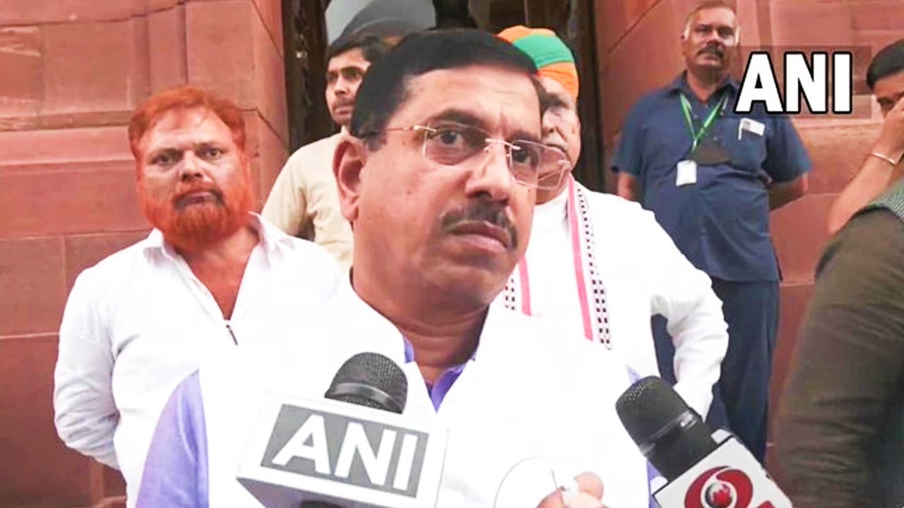 विपक्षी सांसद माफी मांगें, तो निलंबन वापस लिया जा सकता है: प्रह्लाद जोशी