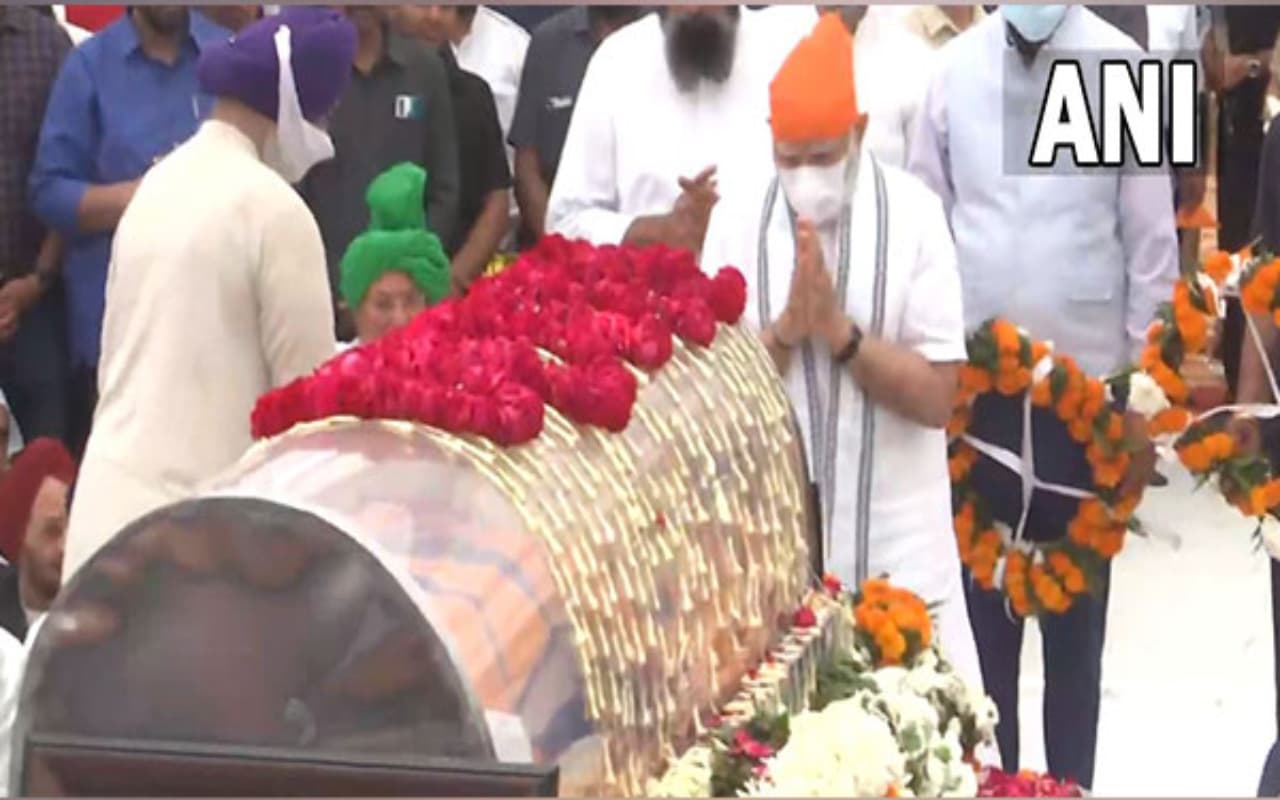 प्रकाश सिंह बादल के अंतिम दर्शन करने चंडीगढ़ पहुंचे पीएम मोदी, दी श्रद्धांजलि