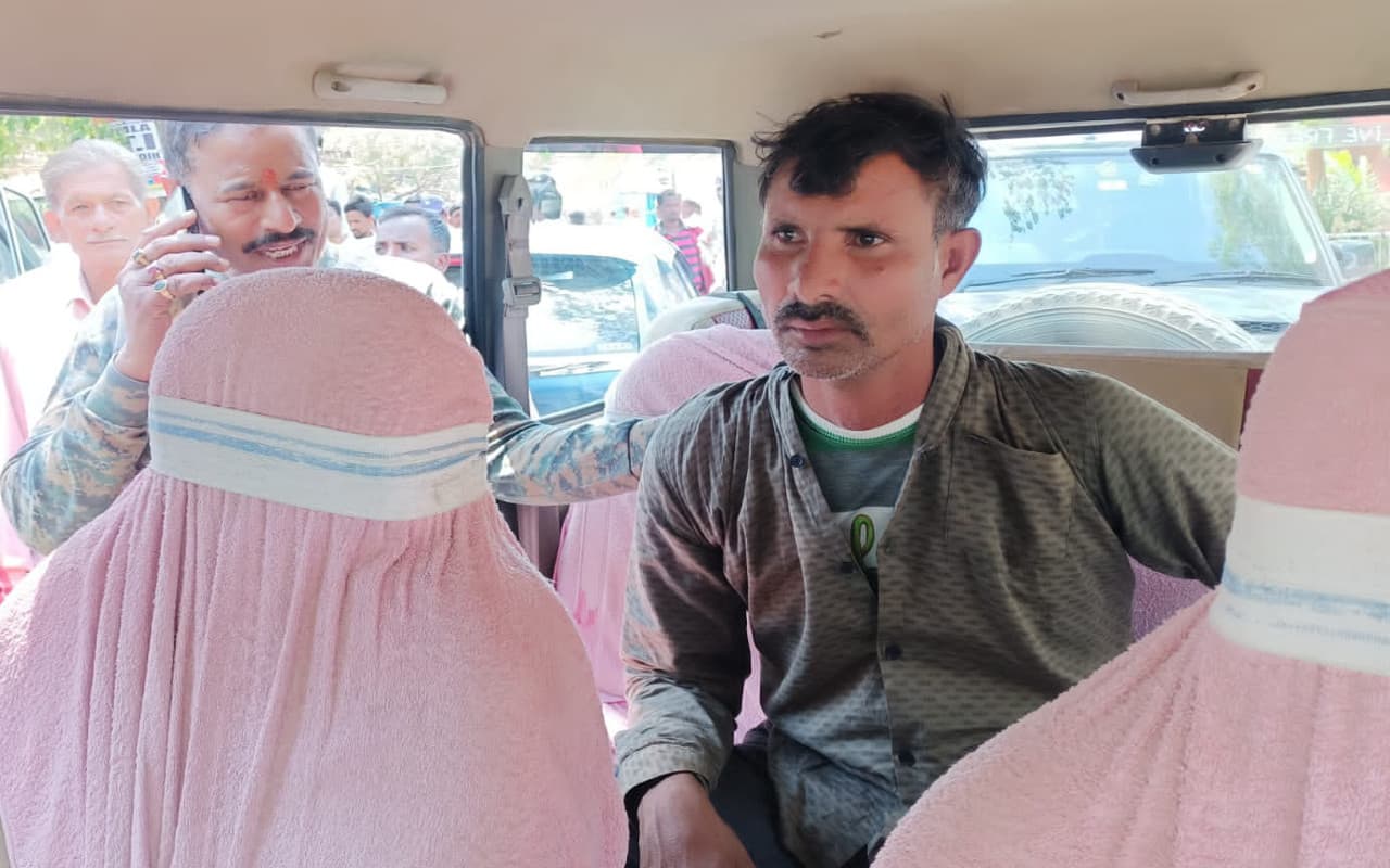 झारखंड : गुमला कोर्ट परिसर में गाड़ी की डिक्की से पैसे चोरी करते रंगेहाथ पकड़ाया चोर, लोगों ने जमकर की पिटाई