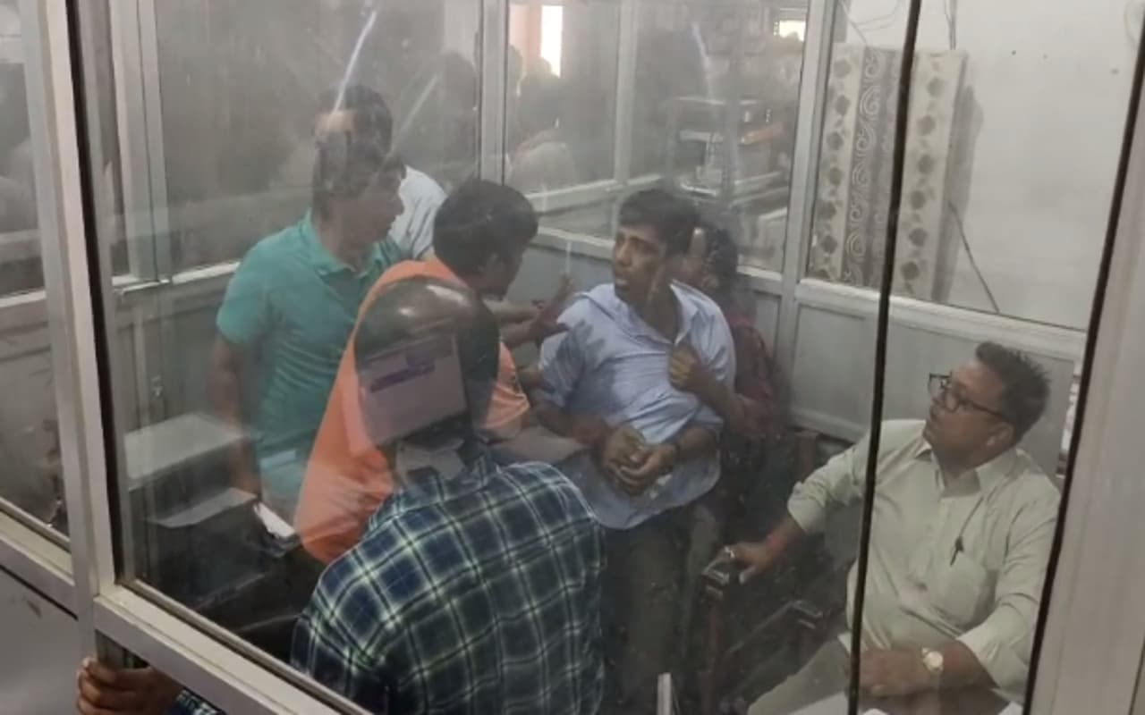 झारखंड : एसीबी ने 25 हजार रुपये रिश्वत लेते झुमरीतिलैया के सिटी मैनेजर को किया गिरफ्तार, हुई हाथापाई