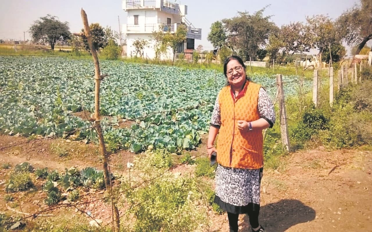 गणित की शिक्षिका दे रही आत्मनिर्भरता की सीख,जैविक खेती से बदली किसानों की तकदीर