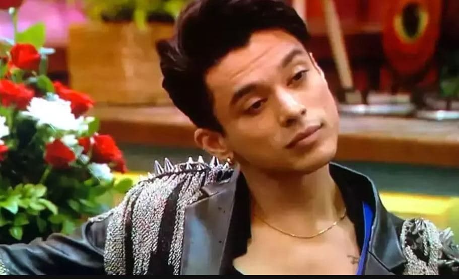 Bigg Boss 15 में हंगामा, प्रतीक सहजपाल ने तोड़ दिया वॉशरूम का लॉक, अंदर शॉवर ले रही थीं विधि पांड्या, VIDEO