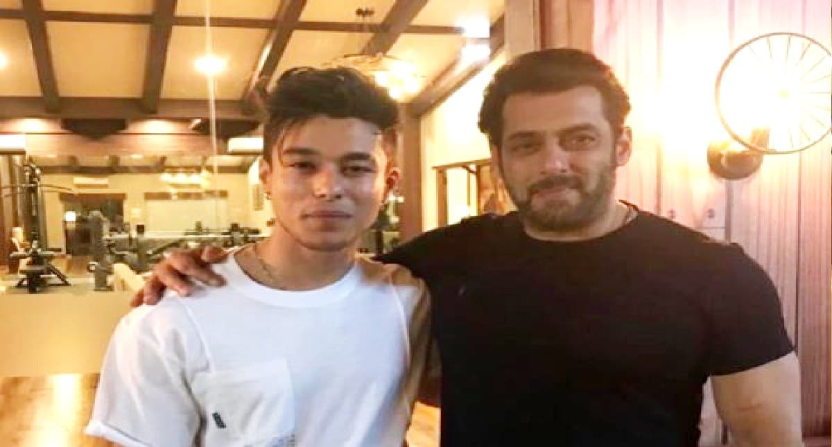 Bigg Boss 15: सलमान खान का प्रतीक सहजपाल ने जीता दिल, दबंग खान से मिला ये स्पेशल गिफ्ट, फोटो वायरल