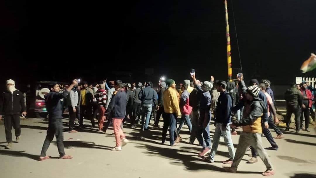 Prayagraj News: योगी सरकार के खिलाफ छात्रों का फूटा गुस्सा, कहा- सिर्फ विज्ञापनों में दी गई नौकरी