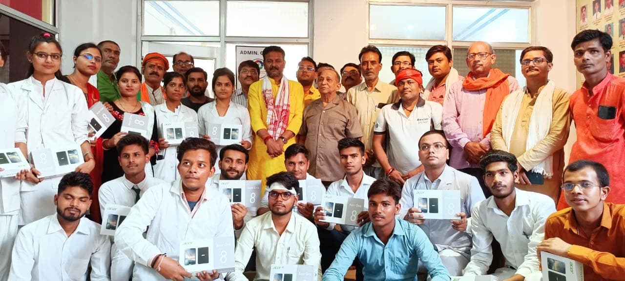 Prayagraj News: लैपटॉप पाकर मेडिकल छात्रों के खिल उठे चेहरे, तकनीकी शिक्षा पर दिया जोर