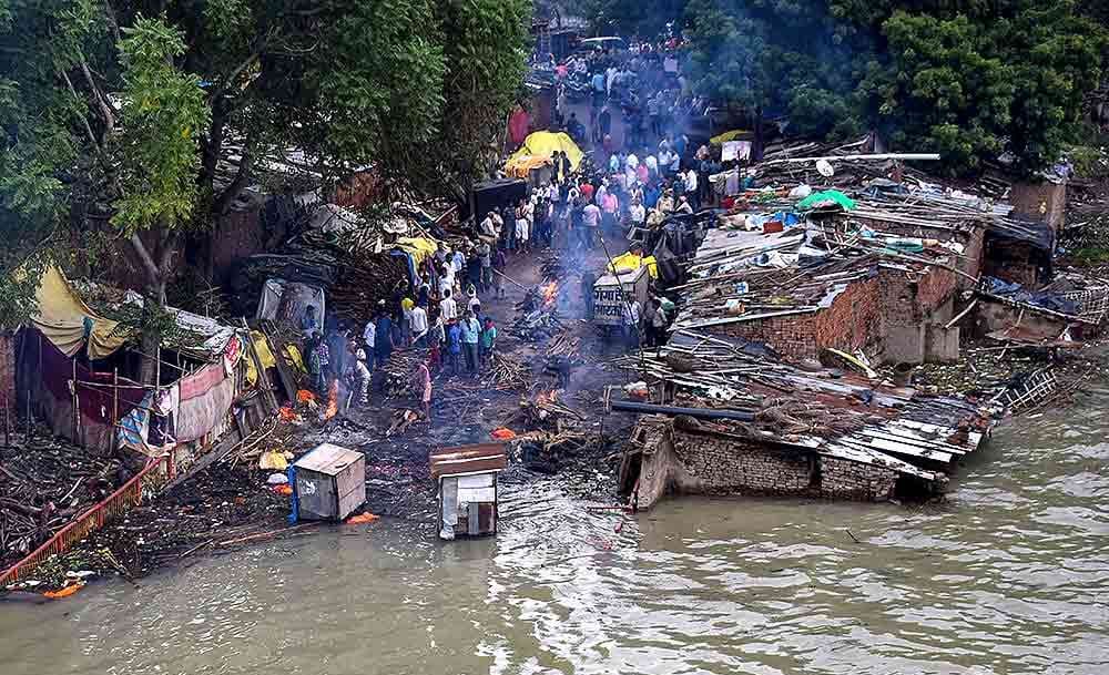 UP News: बाढ़ में डूबे श्मशान घाट, सड़क पर हो रहे अंतिम संस्कार