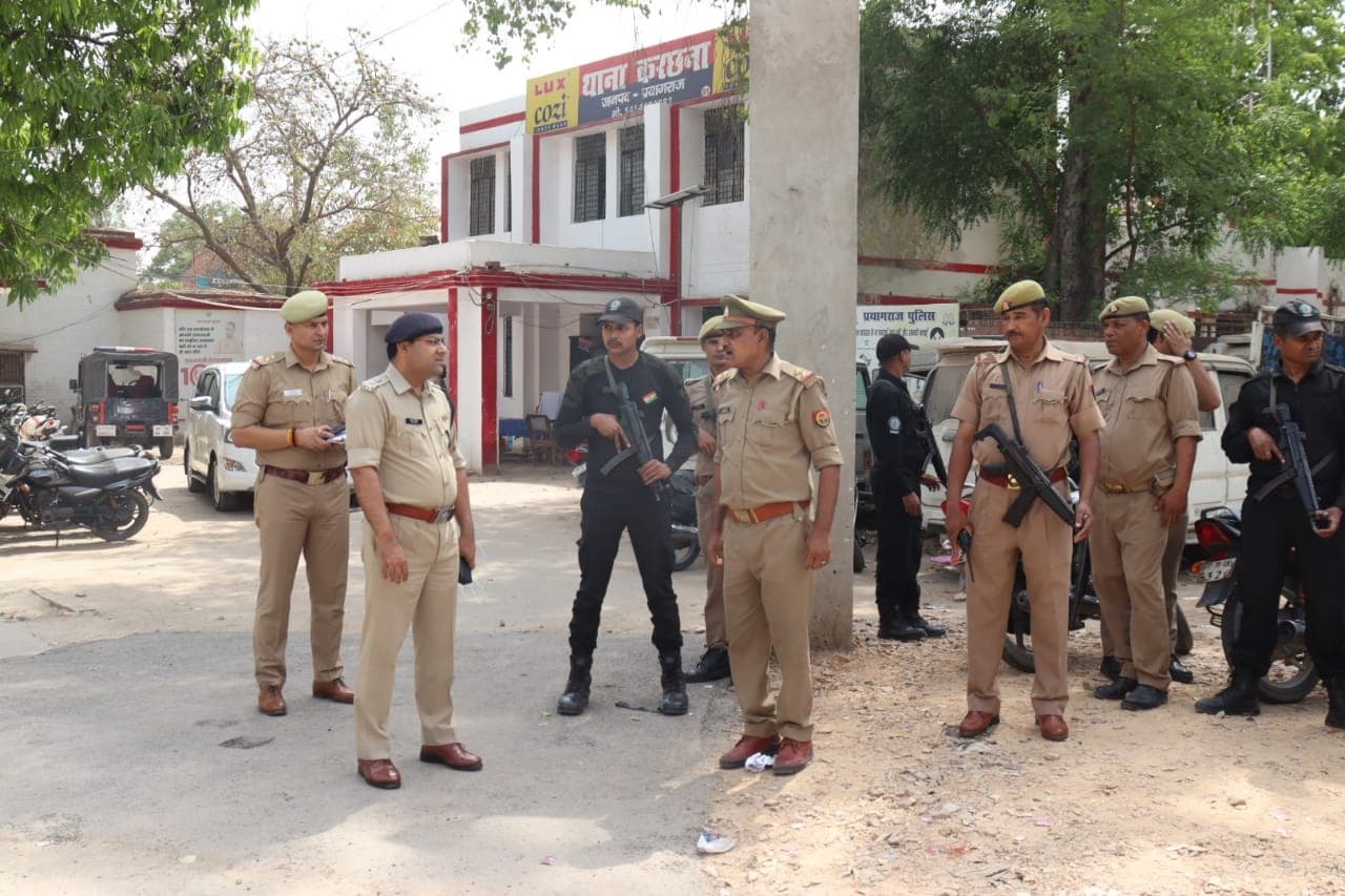 एक्शन में SSP प्रयागराज, 2 दरोगा समेत 10 सिपाहियों पर गिरी कार्रवाई की गाज, औचक निरीक्षण में मिली खामियां एक्शन में SSP प्रयागराज, 2 दरोगा समेत 10 सिपाहियों पर गिरी कार्रवाई की गाज, औचक निरीक्षण में मिली खामियां