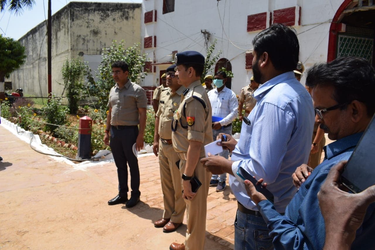 Prayagraj News: जिला जज ने जिलाधिकारी के साथ किया नैनी जेल का औचक निरीक्षण, जाना कैदियों का हाल