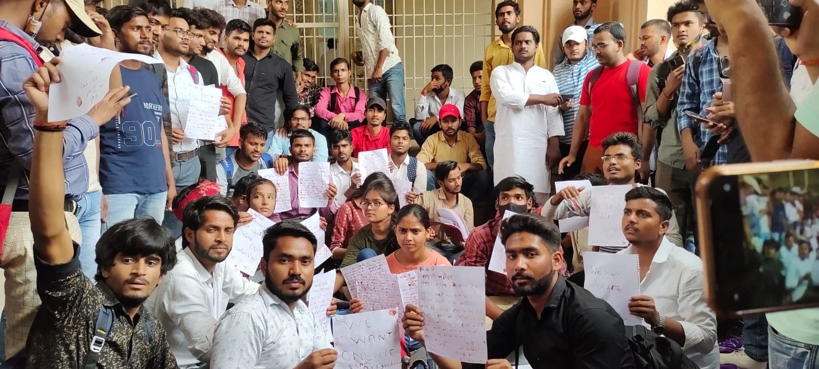 इलाहाबाद विश्वविद्यालय के छात्रों ने रक्त से लिखा राष्ट्रपति को पत्र, इच्छा मृत्यु की लगाई गुहार इलाहाबाद विश्वविद्यालय के छात्रों ने रक्त से लिखा राष्ट्रपति को पत्र, इच्छा मृत्यु की लगाई गुहार