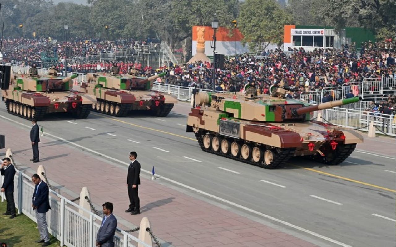 कर्तव्य पथ पर आत्मनिर्भर भारत की तस्वीर, सैन्य शस्त्रों का हो रहा प्रदर्शन, मेड इन इंडिया उपकरण भी शामिल