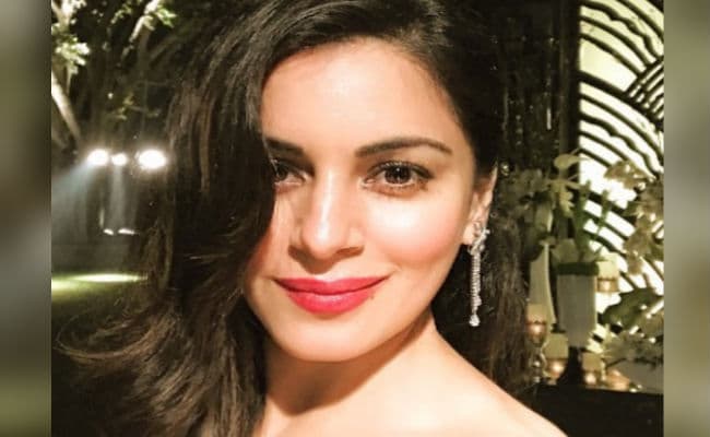 Kundali Bhagya की प्रीता शीशे के सामने खुद को निहारती आईं नजर, गोल्‍डन ड्रेस में दिखा  बोल्‍ड अंदाज