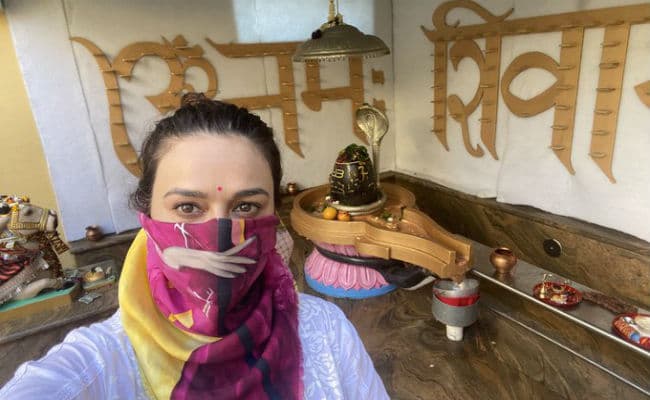 अभिनेत्री प्रीति जिंटा ने शेयर की शिव मंदिर की तसवीर, लिखा- आज भारत की याद आ रही थी तो...
