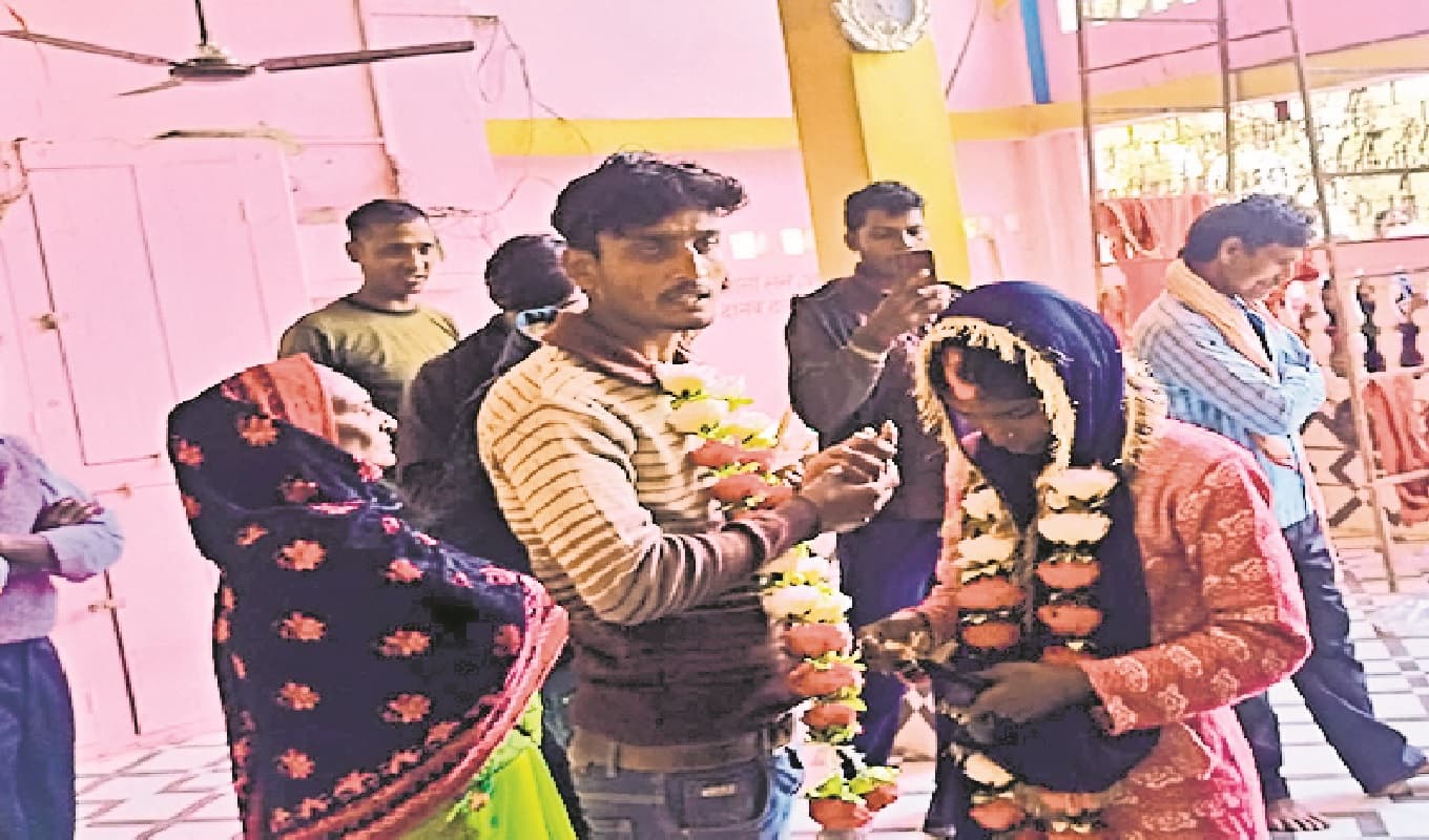 सिवान में प्रेमिका से मिलने पहुंचा प्रेमी, ग्रामीणों ने पकड़ कर मंदिर में करा दी शादी