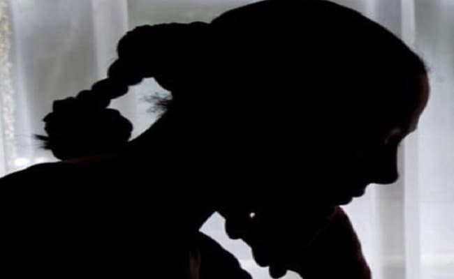 शादी करने से मुकरा तो प्रेमी के घर धरने पर बैठ गयी प्रेमिका