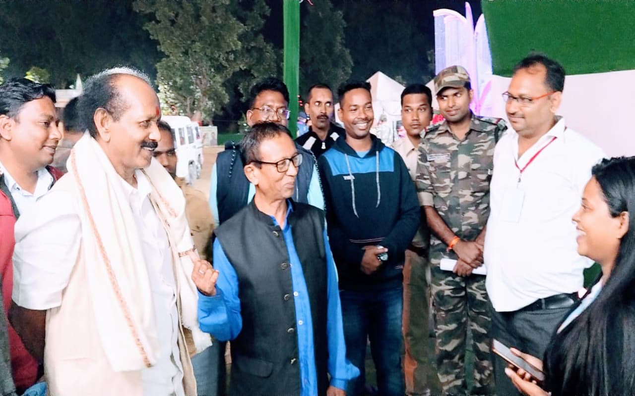 राष्ट्रपति के दामाद पहुंचे बोकारो के लुगूबुरु, श्रद्धालुओं से मिलकर लिया हाल, 8 नवंबर को आएंगे CM हेमंत