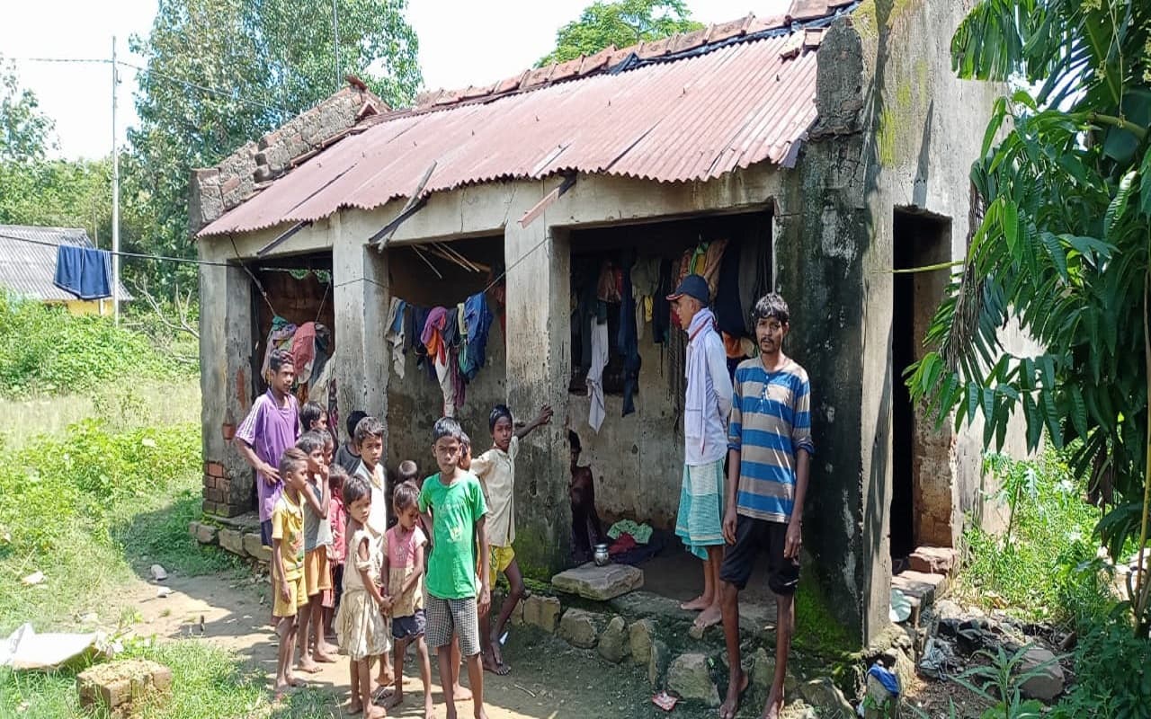 Prabhat Khabar Special : झारखंड की आदिम जनजाति सबरों की जोखिम में जान, बारिश में ऐसे रहने को हैं मजबूर