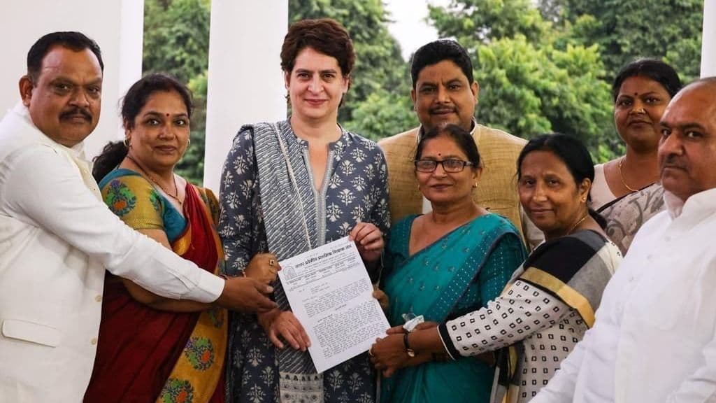 Mayawati Mother Demise: मायावती से मिलने पहुंचीं प्रियंका गांधी, मां के निधन पर जताया शोक
