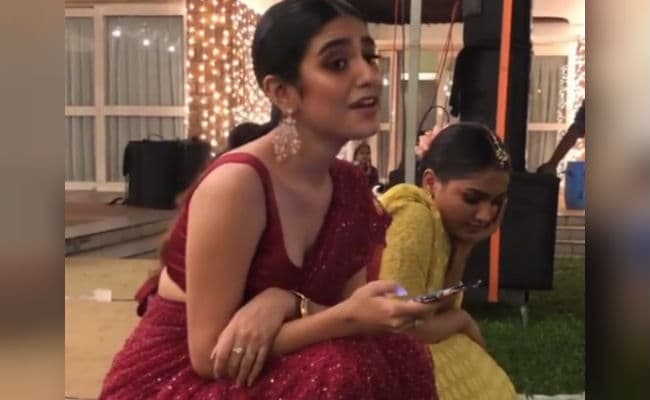 VIDEO : प्रिया प्रकाश वारियर ने गाया रणबीर कपूर का ये सुपरहिट सॉन्‍ग, फैंस बोले- कड़क परफॉरमेंस...