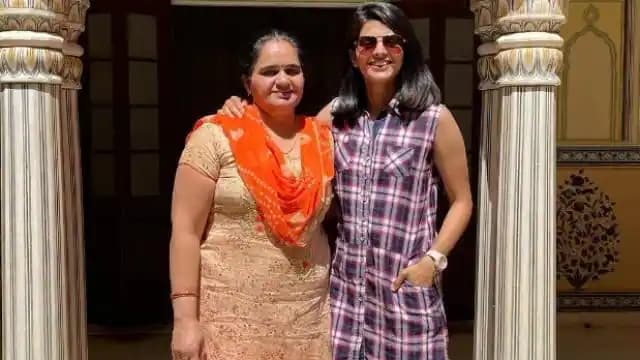 जज्बे को सलाम: मौत से पहले मां ने मैसेज कर बेटी को बोला ना छोड़े इंग्लैंड दौरा, अब टीम इंडिया के साथ जाएंगी महिला खिलाड़ी जज्बे को सलाम: मौत से पहले मां ने मैसेज कर बेटी को बोला ना छोड़े इंग्लैंड दौरा, अब टीम इंडिया के साथ जाएंगी महिला खिलाड़ी