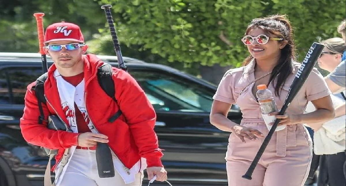 Priyanka Chopra ने Nick Jonas को किया सॉफ्टबॉल गेम में चीयर, पिंक जंपसूट में दिखीं काफी स्टाइलिस्ट