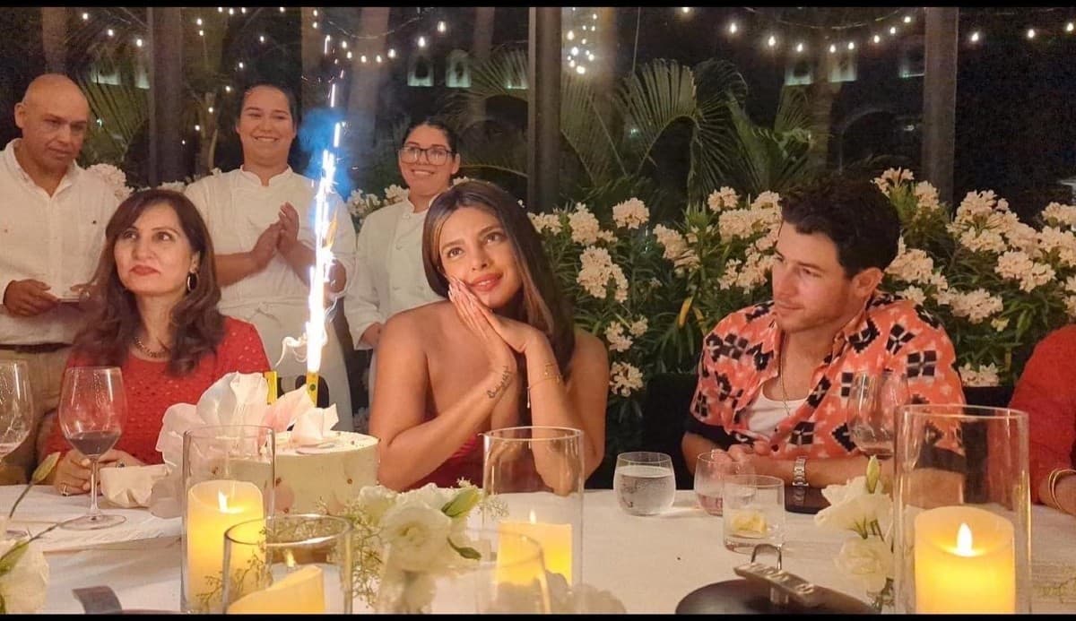 Priyanka Chopra ने इन खास लोगों के साथ मनाया बर्थडे, पूल पार्टी में परिणीति चोपड़ा भी आई नजर