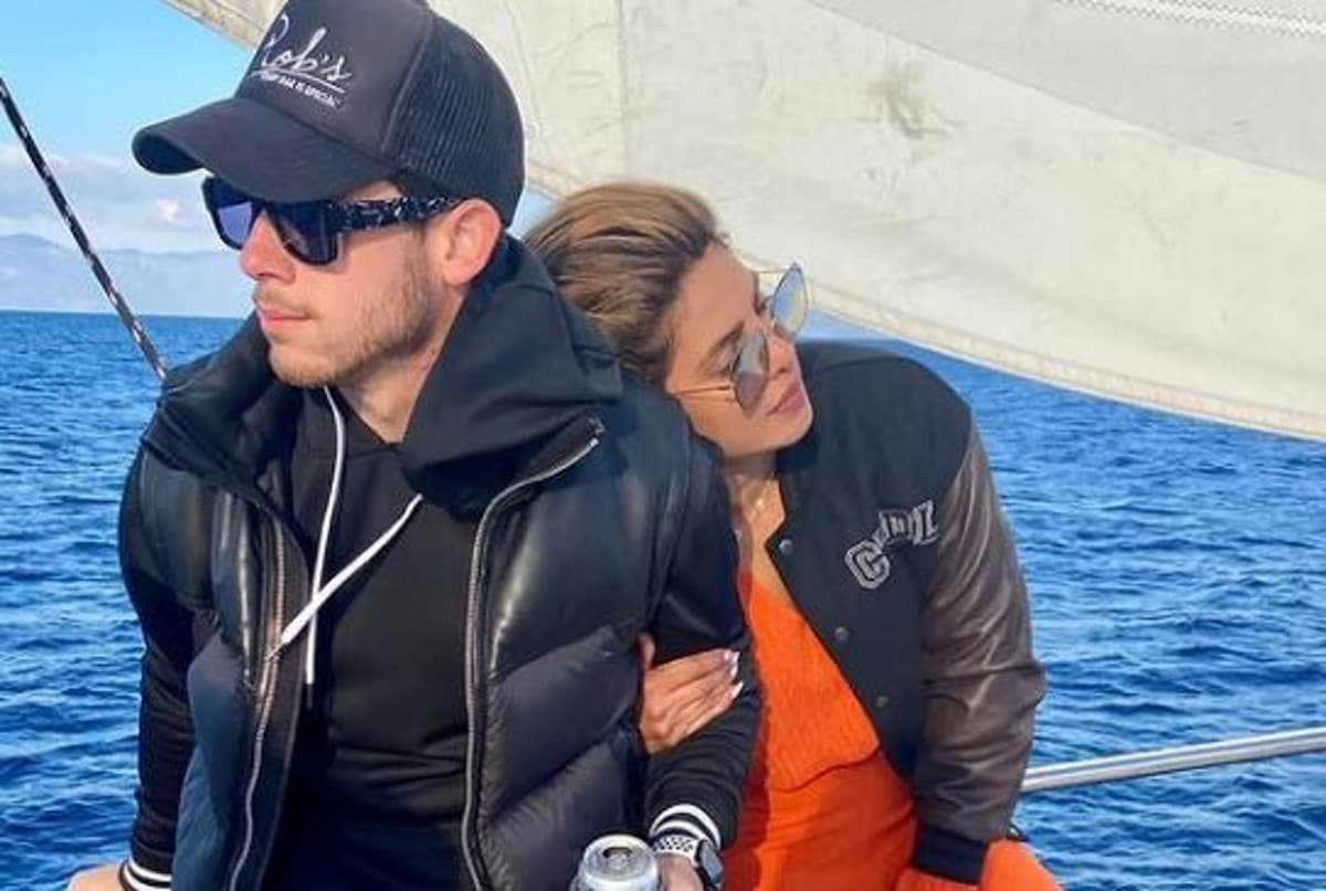 निक जोनस संग समंदर के बीचोबीच रोमांस करती दिखीं प्रियंका चोपड़ा, फैंस बोले- दोनों की जोड़ी...PHOTO VIRAL