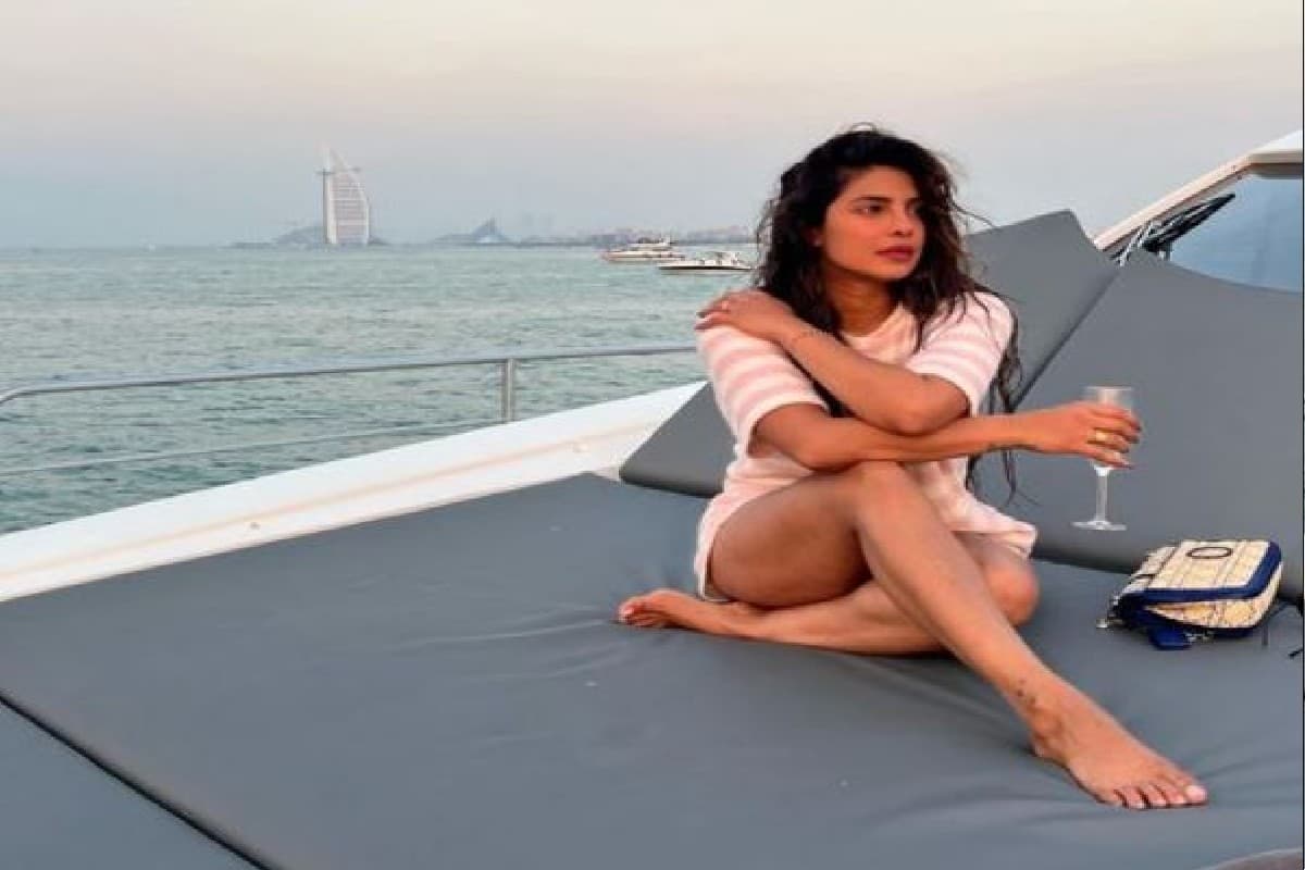 PHOTOS: प्रियंका चोपड़ा ने येलो बिकिनी पहन दुबई के समंदर में लगाई आग, जेट स्कीइंग कर मनाया चिलिंग संडे