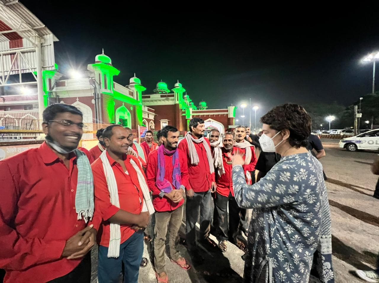 'कोरोना के दौरान सरकार ने नहीं की कोई मदद', लखनऊ में मुलाकात के दौरान प्रियंका गांधी को कुलियों ने बताई समस्या