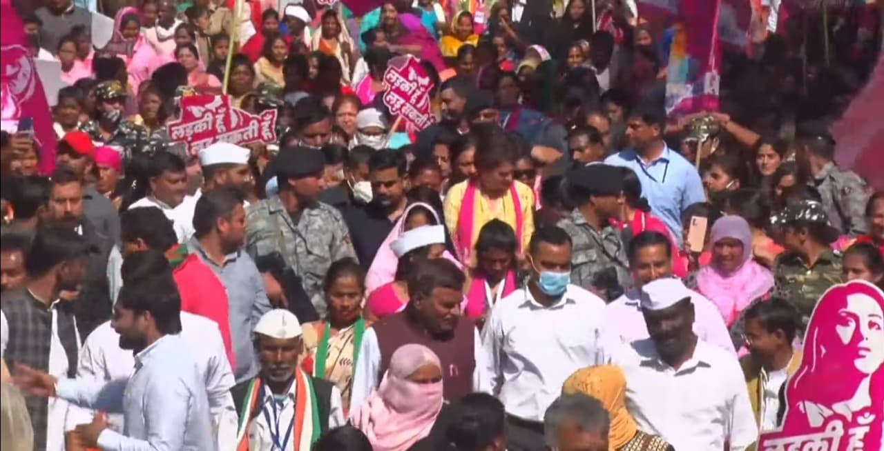 काउंटिंग से पहले कांग्रेस की महिला प्रत्याशियों, एमपी और एमएलए संग प्रियंका गांधी का पैदल मार्च, क्यों?
