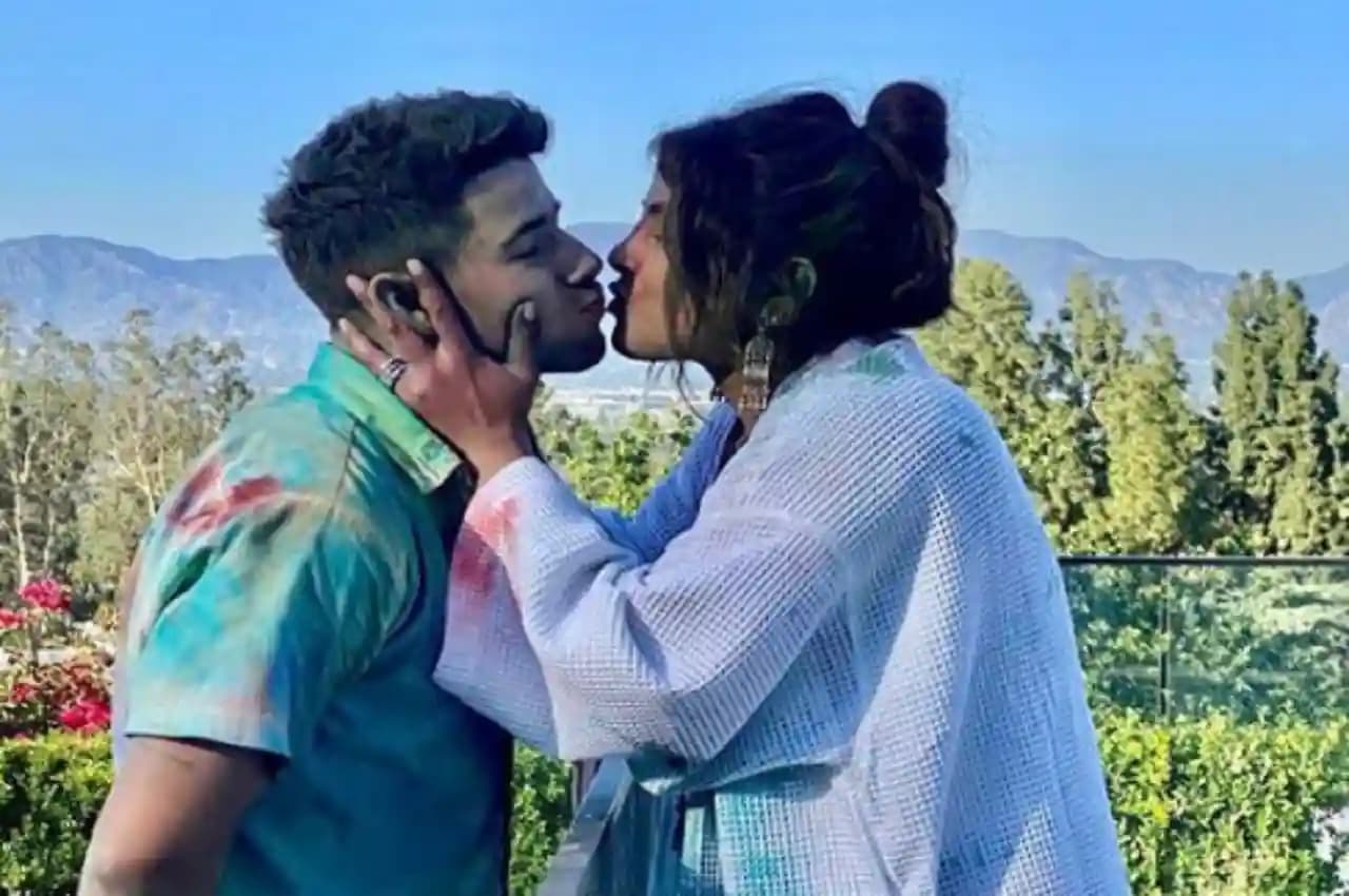प्रियंका चोपड़ा ने विदेश में Nick Jonas संग जमकर खेली होली, अनोखे अंदाज में पति को लगाया रंग, VIDEO