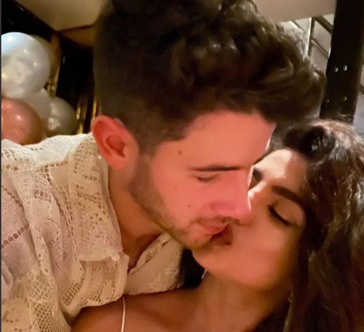 प्रियंका चोपड़ा ने निक जोनस को Forever New Year kiss देकर साल 2022 में की एंट्री, PHOTOS VIRAL