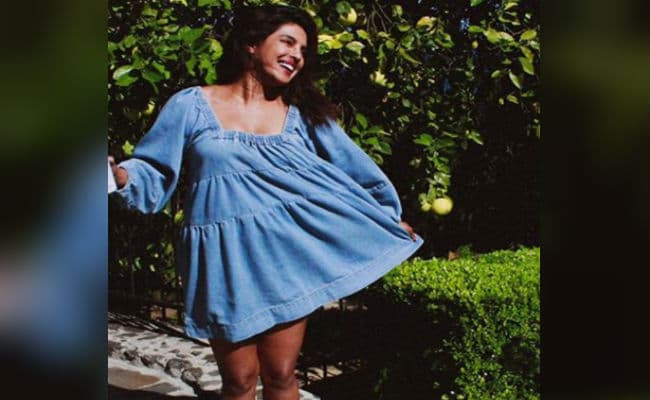 प्रियंका चोपड़ा ने शॉर्ट डेनिम ड्रेस में शेयर की ये क्‍यूट तसवीर, इतनी हैं कीमत