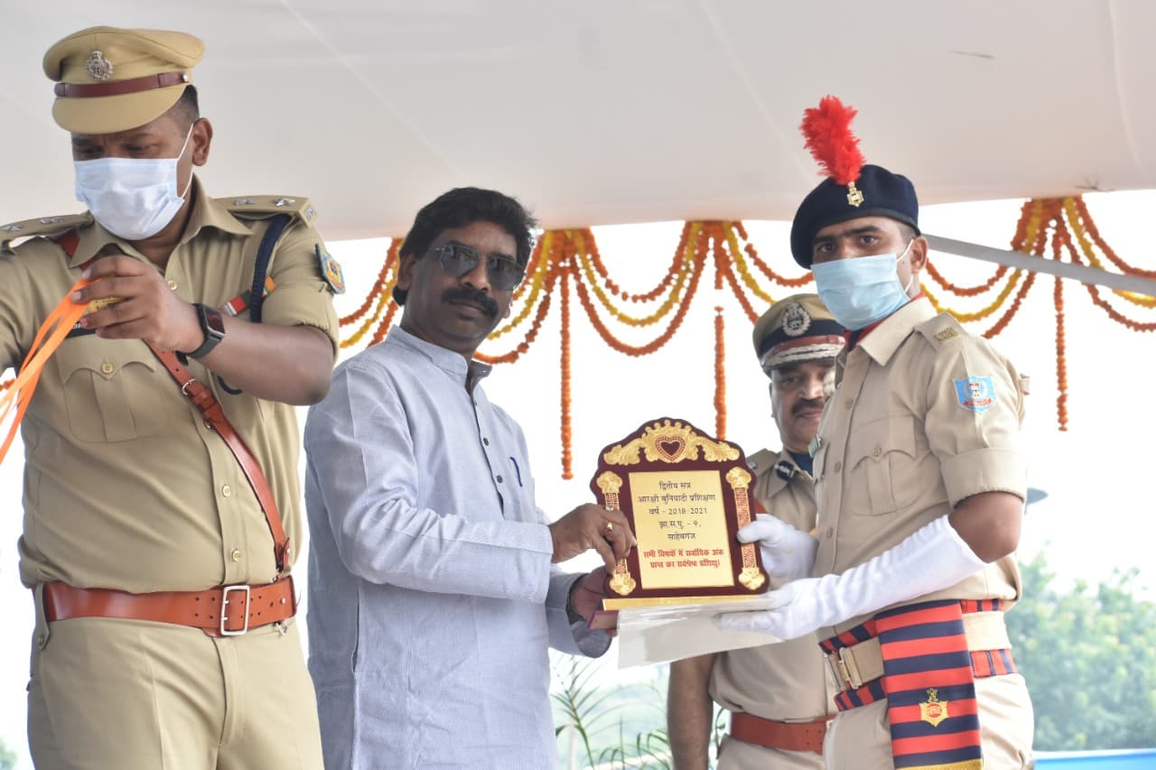 साहिबगंज दौरे पर झारखंड के CM हेमंत सोरेन, ट्रेनी पुलिसकर्मी सम्मानित,शहीद जवान की पत्नी को मिला नियुक्ति पत्र