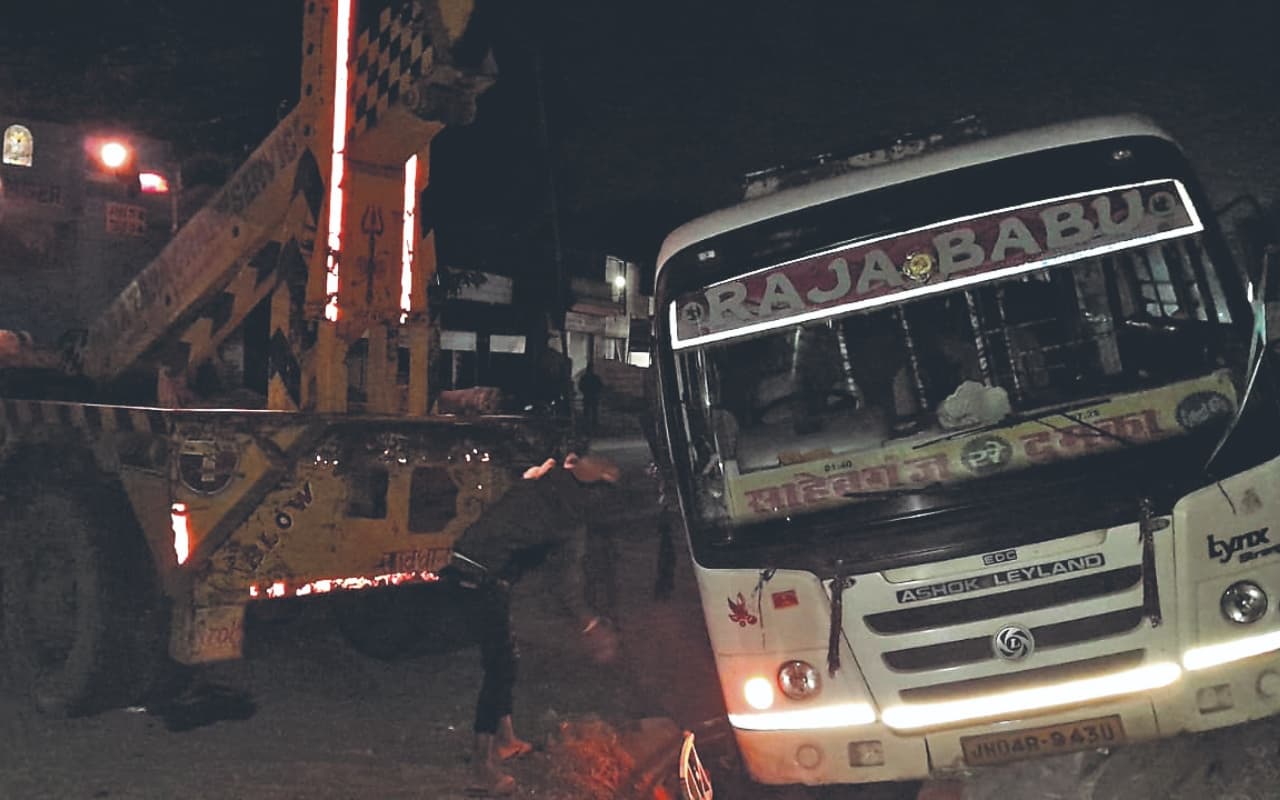 दुमका : चलती बस में चालक को आया मिर्गी का दौरा, बाल-बाल बची लोगों की जान