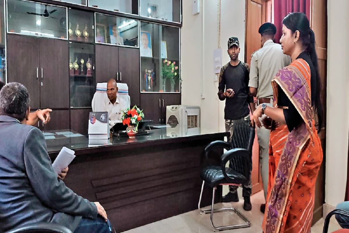 Jharkhand: PHD प्रवेश परीक्षा में खुलेआम विद्यार्थी को नकल करा रही प्रोफेसर सुल्ताना, अब नहीं जांच सकेंगी कॉपी